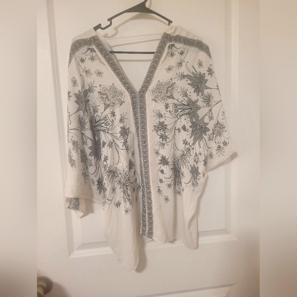 Rose & Olive white & black tunic size medium